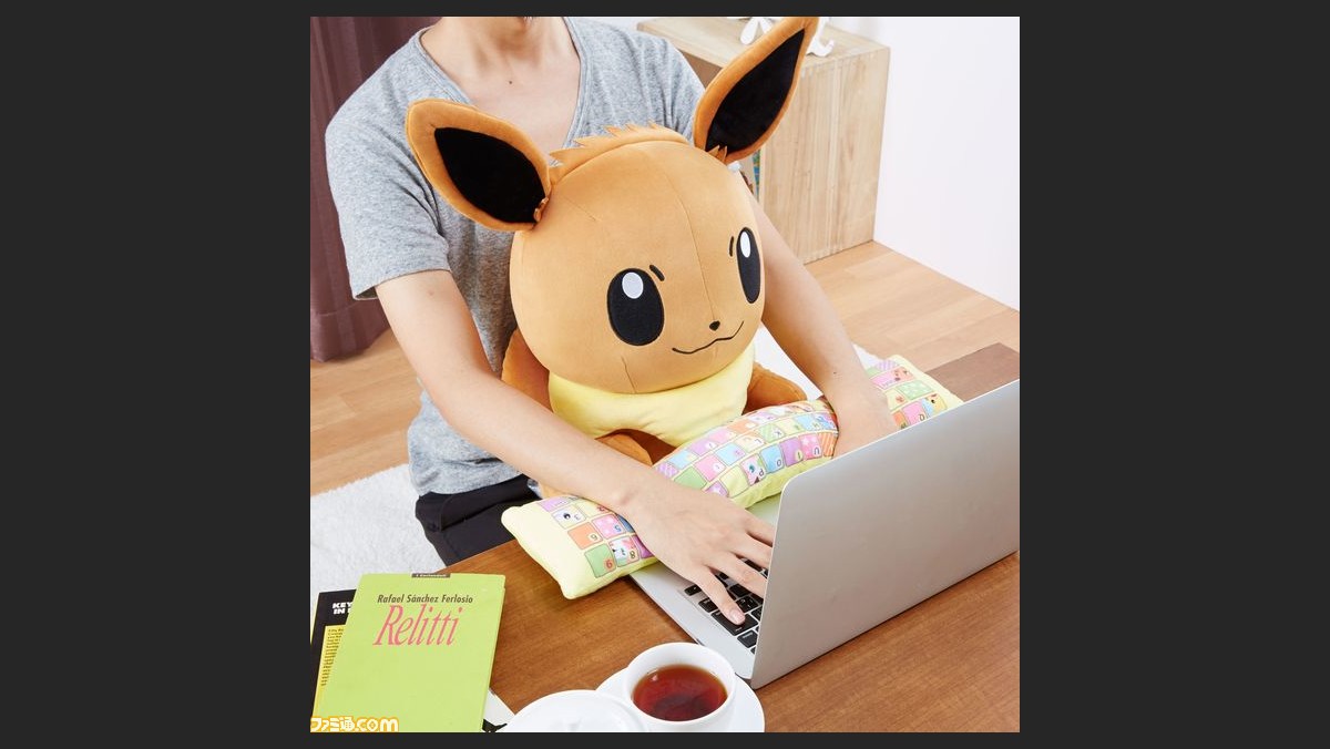 ポケモン イーブイ が かわいいぬいぐるみ型pcクッションに ファミ通 Com ポケモン イーブイ が かわいいぬいぐるみ型pcクッションに ファミ通 Com