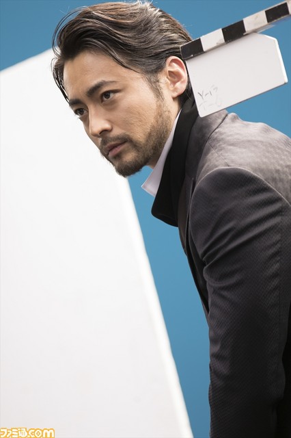 山田孝之が伝説の剣を携え超巨大モンスターに立ち向かう！ PS4新CMが9