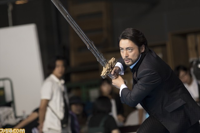 山田孝之が伝説の剣を携え超巨大モンスターに立ち向かう！ PS4新CMが9