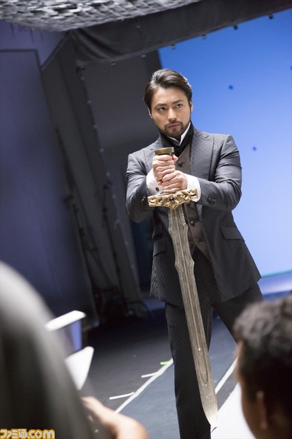 山田孝之が伝説の剣を携え超巨大モンスターに立ち向かう！ PS4新CMが9