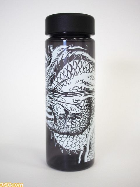 『龍が如く6 命の詩。』の発売を記念して、クリアボトルや卓上日めくりカレンダーなど、EC サイト専売の新商品が3種が登場_03