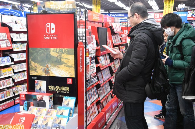 ヨドバシカメラ新宿西口本店に、新ハードを求めてゲームファン集結！ 開店後も客足途絶えず【Nintendo Switch発売日リポート】