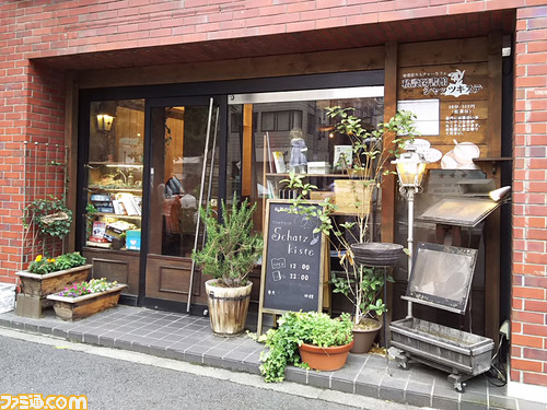 『拡張少女系トライナリー』のヒロインと現実世界でクロスオーバー! 秋葉原のカフェ“シャッツキステ”に行くと、ヒロインと話せる&イイものがもらえる♪_01