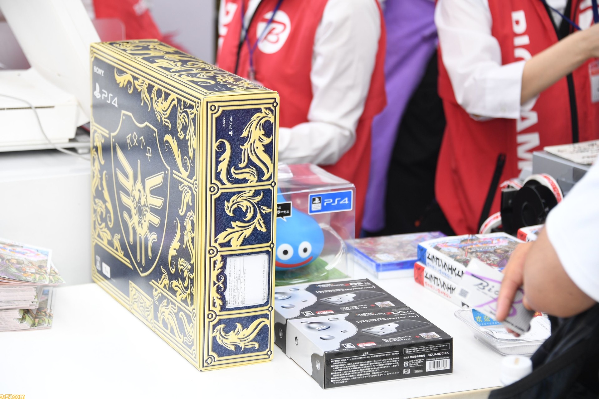 さすが国民的rpg ビックカメラ池袋本店には0名を超す行列が Dqxi 発売日リポート ファミ通 Com