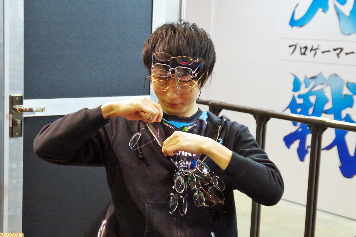 プロゲーマー Dustelbox選手がたくさんメガネをかけた G Squareブースリポート 闘会議18 ファミ通 Com