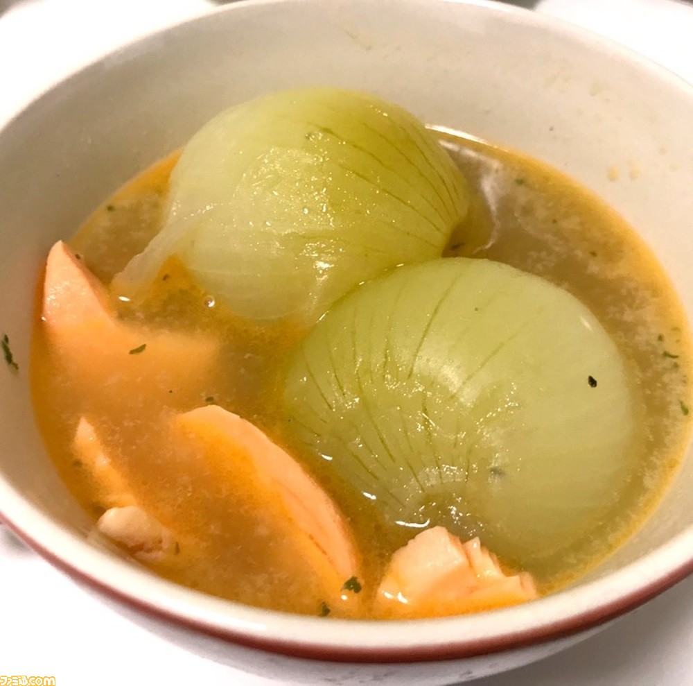 とろとろ玉ねぎのうまみがじんわ まるごと玉ねぎとサーモンのスープ 簡単レシピ ファミ通 Com