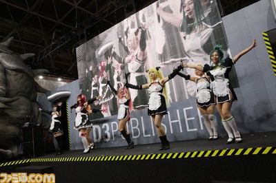 ホストガール姿の後藤邑子さんがサプライズ登場! “ドリームクラブ パフォーマーズ”が『EDF: IRON RAIN』にチャレンジ【TGS2018】_12