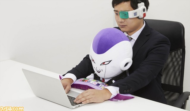 【理想の上司】フリーザ様と華麗にPC作業ができる！ ビジネススーツ姿のぬいぐるみ＆アームレストが登場_10