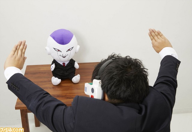 【理想の上司】フリーザ様と華麗にPC作業ができる！ ビジネススーツ姿のぬいぐるみ＆アームレストが登場_03