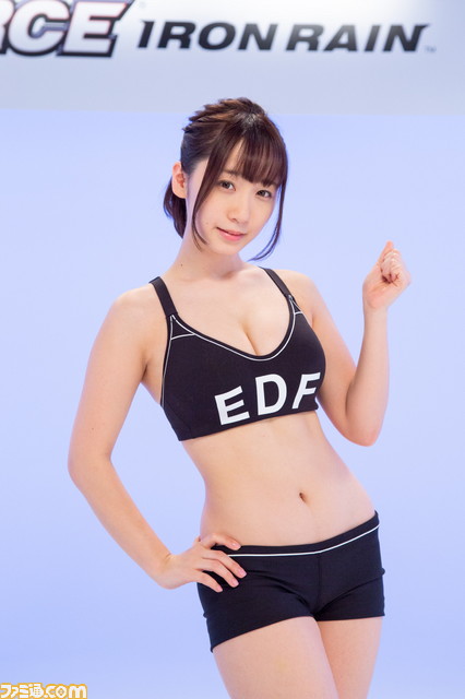 伊織もえさんがセクシー衣装で筋トレに挑戦!『EDF: IRON RAIN』CMに出演の人気コスプレイヤーが『地球防衛軍』愛を語る!_04