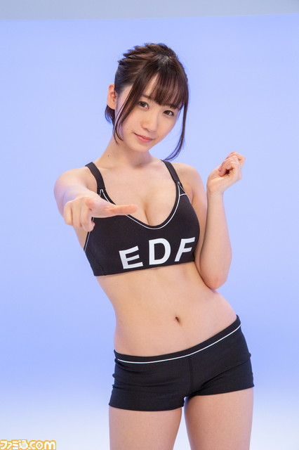 伊織もえさんがセクシー衣装で筋トレに挑戦!『EDF: IRON RAIN』CMに出演の人気コスプレイヤーが『地球防衛軍』愛を語る!_02