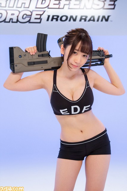 人気コスプレイヤー伊織もえの筋トレに目が釘付け！ 『EDF: IRON RAIN』テレビCMの特別版＆メイキング映像が公開_06