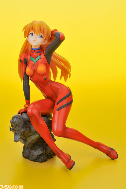 『ヱヴァンゲリヲン新劇場版』プラグスーツを着用したアスカのフィギュアが登場。髪をかきあげる仕草がかわいらしい_02