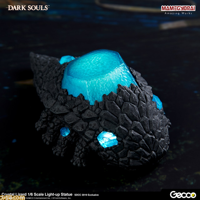 『DARK SOULS』シリーズの“石守(結晶トカゲ)”がスタチューとなって登場! LEDギミック搭載により青く輝くこだわりの逸品_08