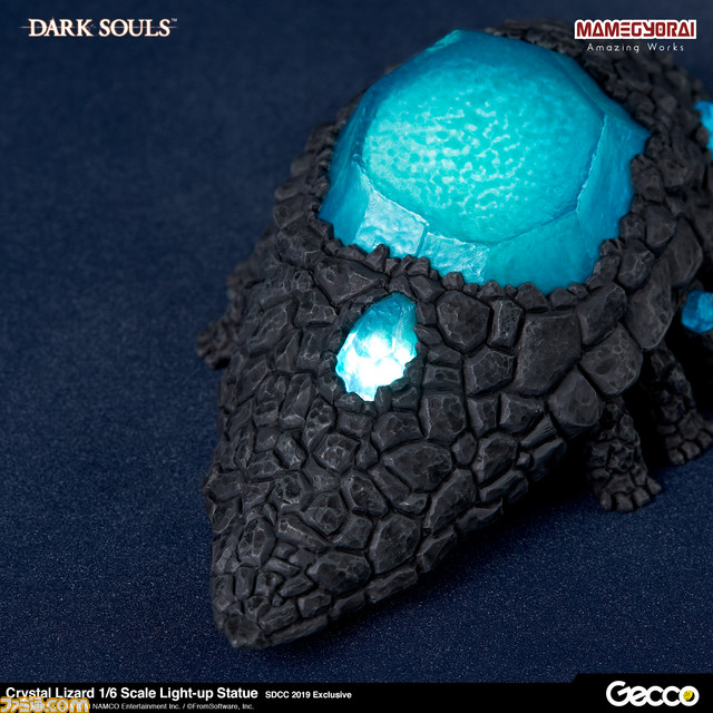『DARK SOULS』シリーズの“石守(結晶トカゲ)”がスタチューとなって登場! LEDギミック搭載により青く輝くこだわりの逸品_02