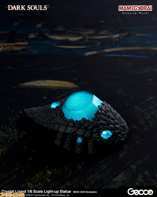 『DARK SOULS』シリーズの“石守(結晶トカゲ)”がスタチューとなって登場! LEDギミック搭載により青く輝くこだわりの逸品_04