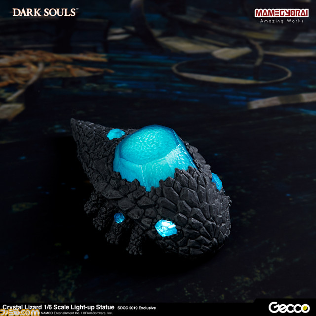 『DARK SOULS』シリーズの“石守(結晶トカゲ)”がスタチューとなって登場! LEDギミック搭載により青く輝くこだわりの逸品_03