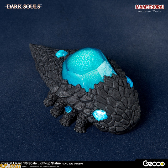 『DARK SOULS』シリーズの“石守(結晶トカゲ)”がスタチューとなって登場! LEDギミック搭載により青く輝くこだわりの逸品_01