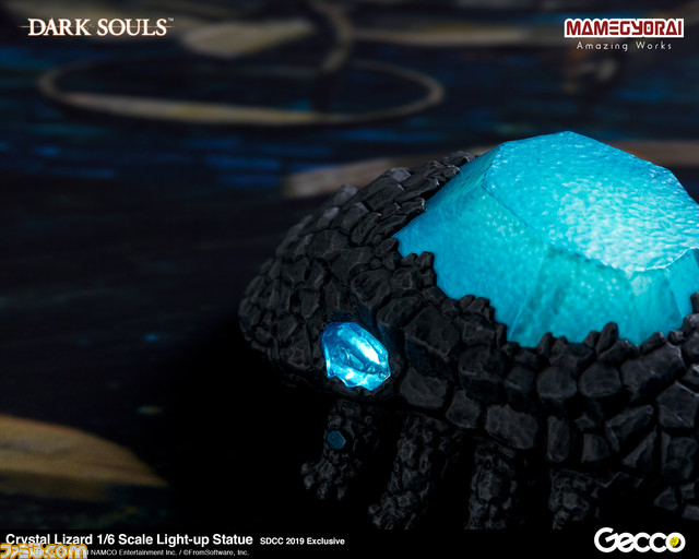 『DARK SOULS』シリーズの“石守(結晶トカゲ)”がスタチューとなって登場! LEDギミック搭載により青く輝くこだわりの逸品_10