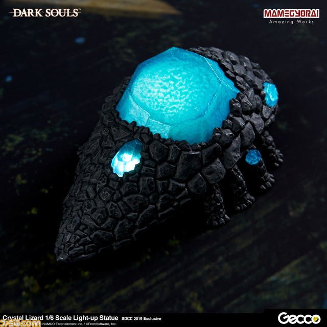 『DARK SOULS』シリーズの“石守(結晶トカゲ)”がスタチューとなって登場! LEDギミック搭載により青く輝くこだわりの逸品_09