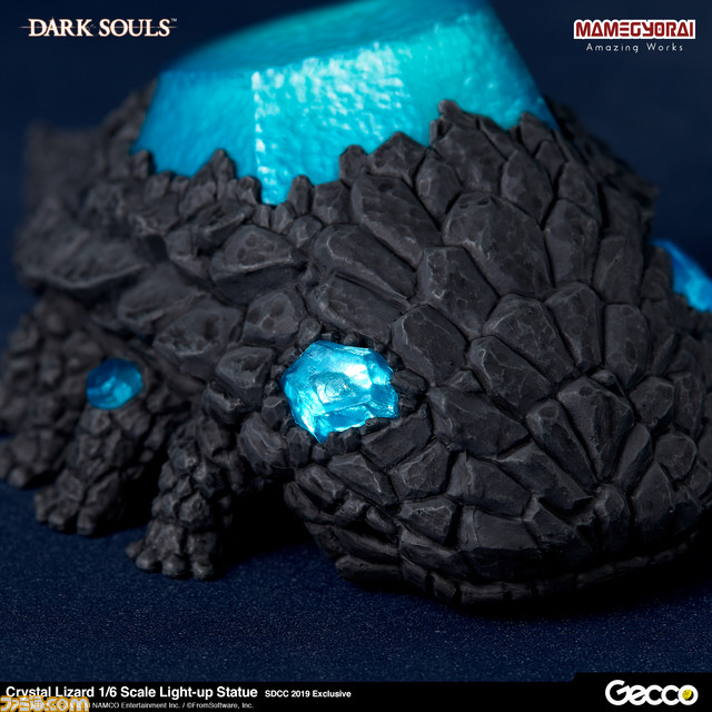 『DARK SOULS』シリーズの“石守(結晶トカゲ)”がスタチューとなって登場! LEDギミック搭載により青く輝くこだわりの逸品_17