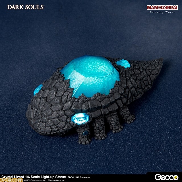 Dark Souls シリーズの 石守 結晶トカゲ がスタチューとなって登場 Ledギミック搭載により青く輝くこだわりの逸品 ファミ通 Com