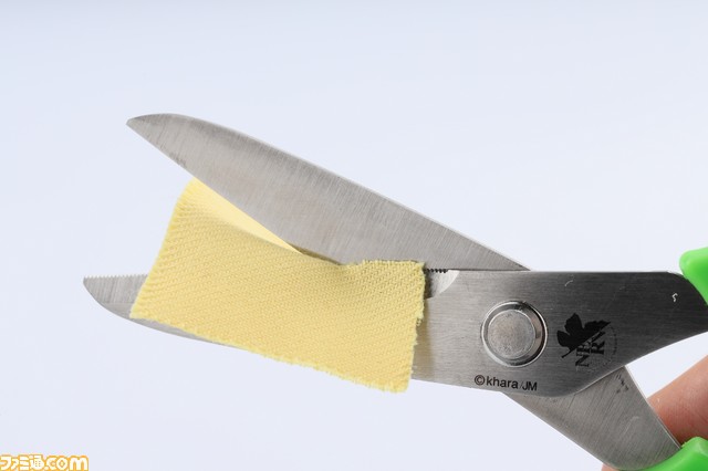 『エヴァンゲリオン』初号機と2号機モデルのハサミが登場！硬い素材も簡単に切れる驚異の切れ味_04