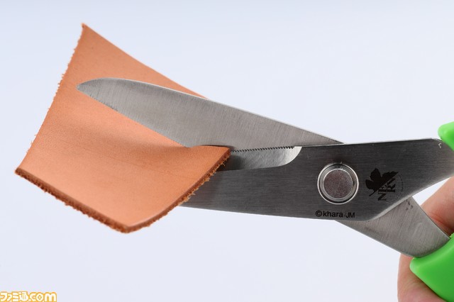 『エヴァンゲリオン』初号機と2号機モデルのハサミが登場！硬い素材も簡単に切れる驚異の切れ味_06