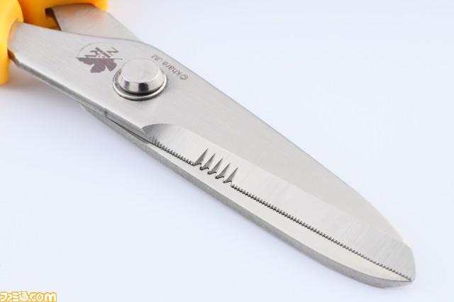 『エヴァンゲリオン』初号機と2号機モデルのハサミが登場！硬い素材も簡単に切れる驚異の切れ味_02