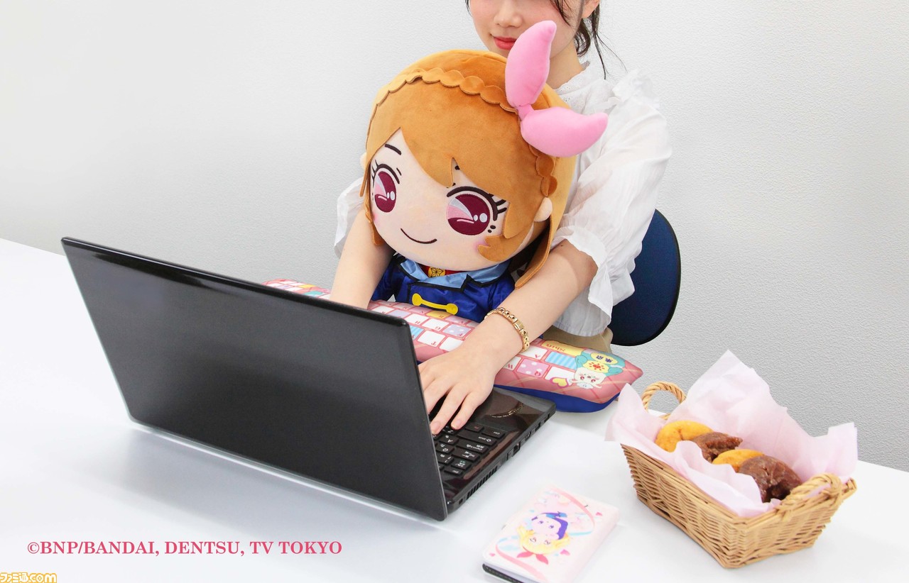 アイカツ あかりちゃんが約50センチのpcクッションに スターライト学園制服姿がかわいいし手首も休まる ファミ通 Com