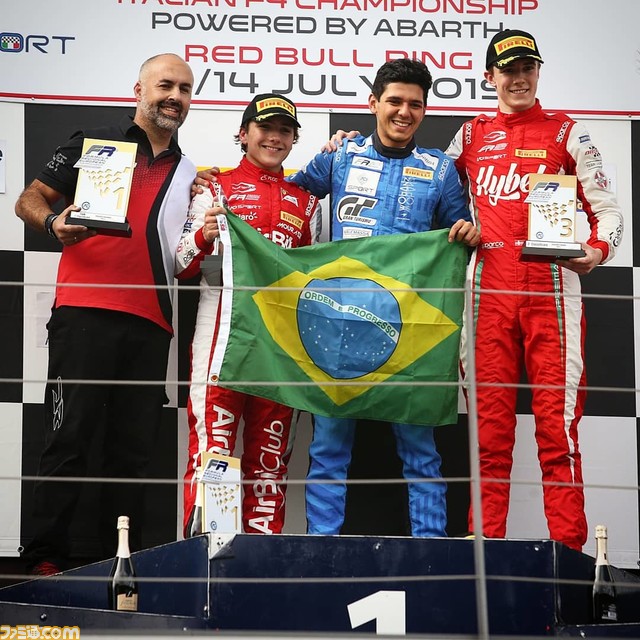 『GT SPORT』プロデューサーの山内一典氏とリアル＆バーチャルレースで活躍する日本生まれのブラジル人ドライバーによるトークイベントを実施_15