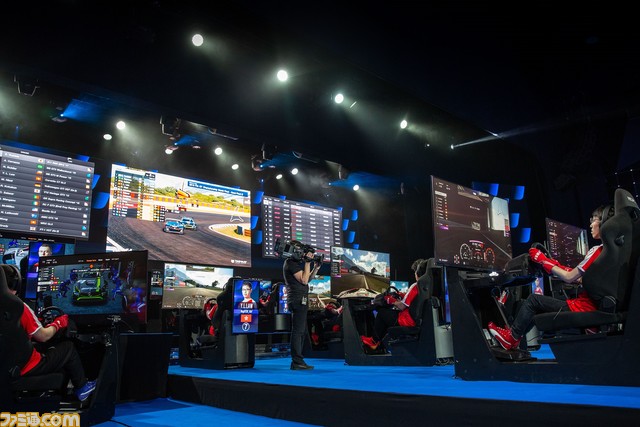 『GT SPORT』プロデューサーの山内一典氏とリアル＆バーチャルレースで活躍する日本生まれのブラジル人ドライバーによるトークイベントを実施_03