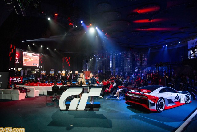 『GT SPORT』プロデューサーの山内一典氏とリアル＆バーチャルレースで活躍する日本生まれのブラジル人ドライバーによるトークイベントを実施_02