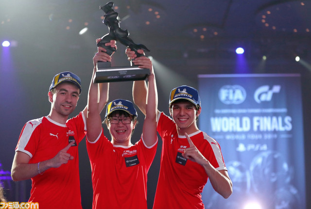 『グランツーリスモSPORT』のドライバーが世界自動車連盟（FIA）の表彰式に出席し、FIA公認世界チャンピオンのトロフィーを獲得！_03