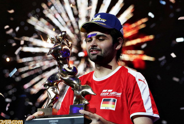 『グランツーリスモSPORT』のドライバーが世界自動車連盟（FIA）の表彰式に出席し、FIA公認世界チャンピオンのトロフィーを獲得！_04