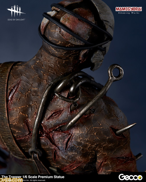『Dead by Daylight』のトラッパーのスタチューがGeccoより発売決定! 世界観を身近に味わえるピンズとマグネットもお目見え_03