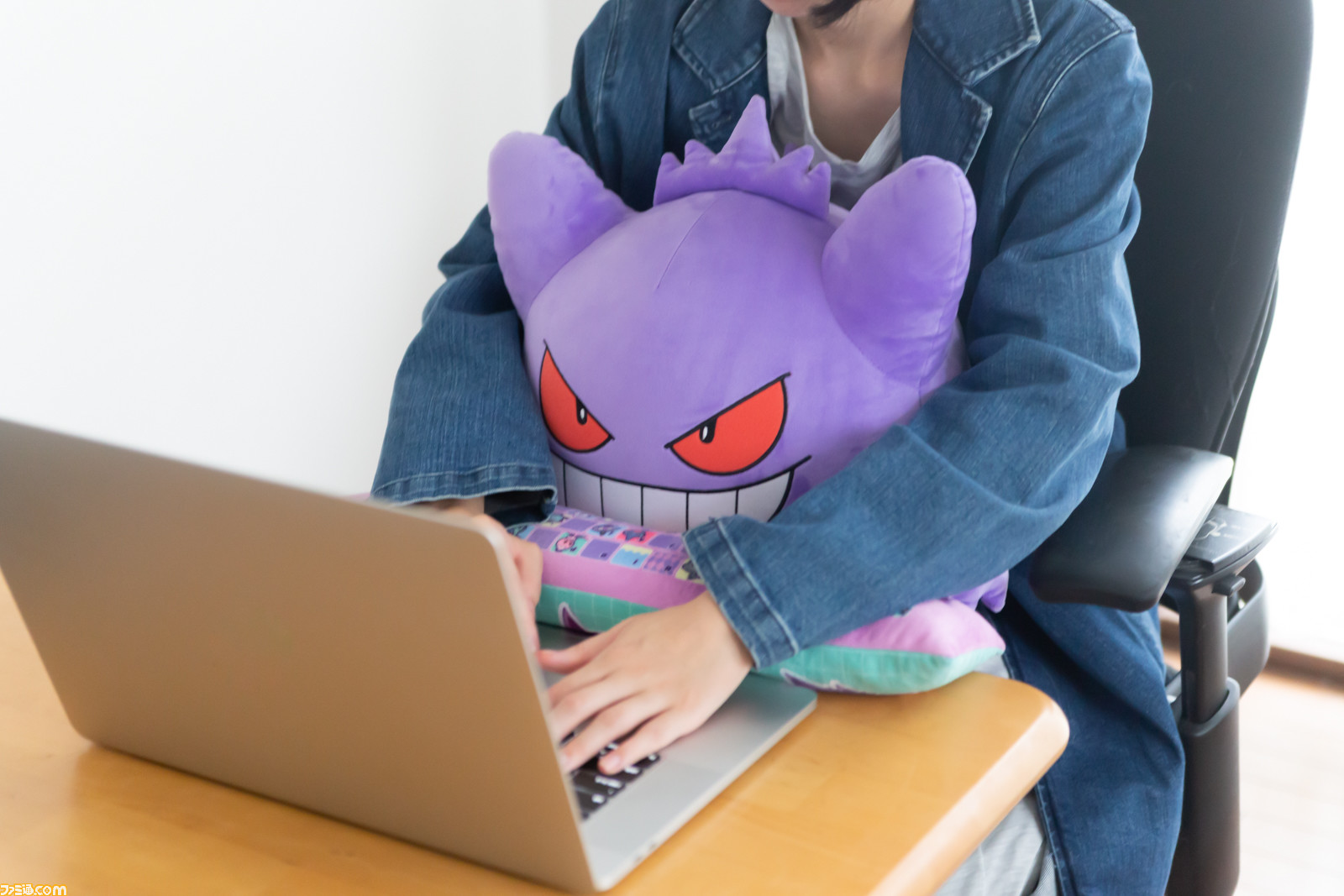 ポケモン ゲンガーのpcクッションが本日予約受付開始 セットのアームレストにはゴーストタイプのポケモンたちをデザイン ファミ通 Com