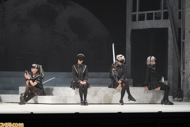 【ニコ生配信あり】『舞台 少女ヨルハVer1.1a』荒廃した東京で制服に身を包んだ少女たちが儚くも可憐に散る――スケールアップした演出、生演奏も注目