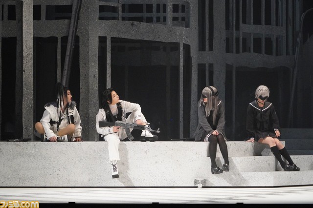 【ニコ生配信あり】『舞台 少女ヨルハVer1.1a』荒廃した東京で制服に身を包んだ少女たちが儚くも可憐に散る――スケールアップした演出、生演奏も注目