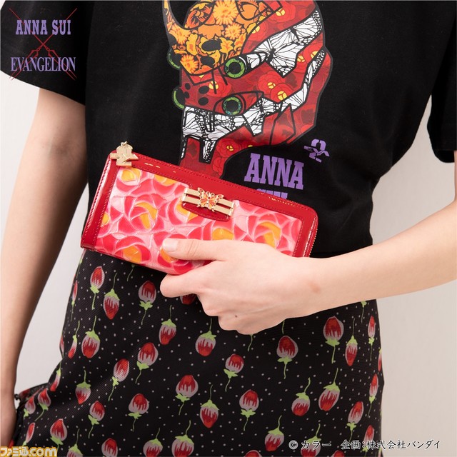 『エヴァンゲリオン』とファッションブランド“ANNA SUI”がコラボ！ 蝶と薔薇をデザインに取り入れたバッグやTシャツなど全12アイテム。眼帯アスカはネコポーチに