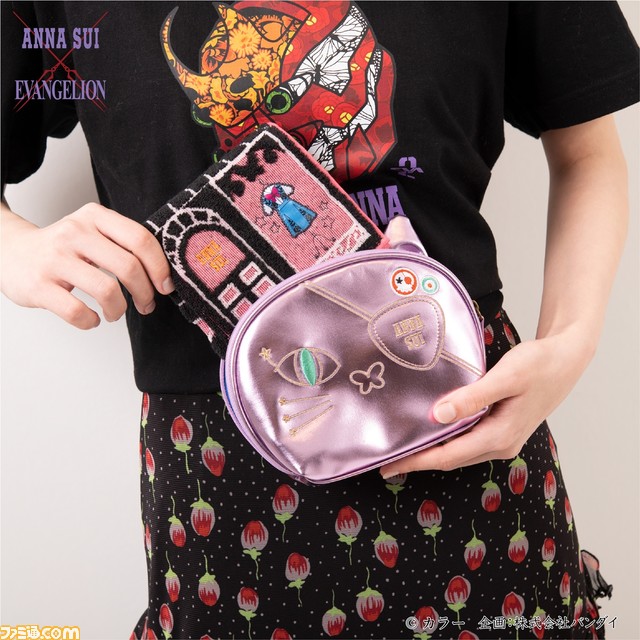 『エヴァンゲリオン』とファッションブランド“ANNA SUI”がコラボ！ 蝶と薔薇をデザインに取り入れたバッグやTシャツなど全12アイテム。眼帯アスカはネコポーチに