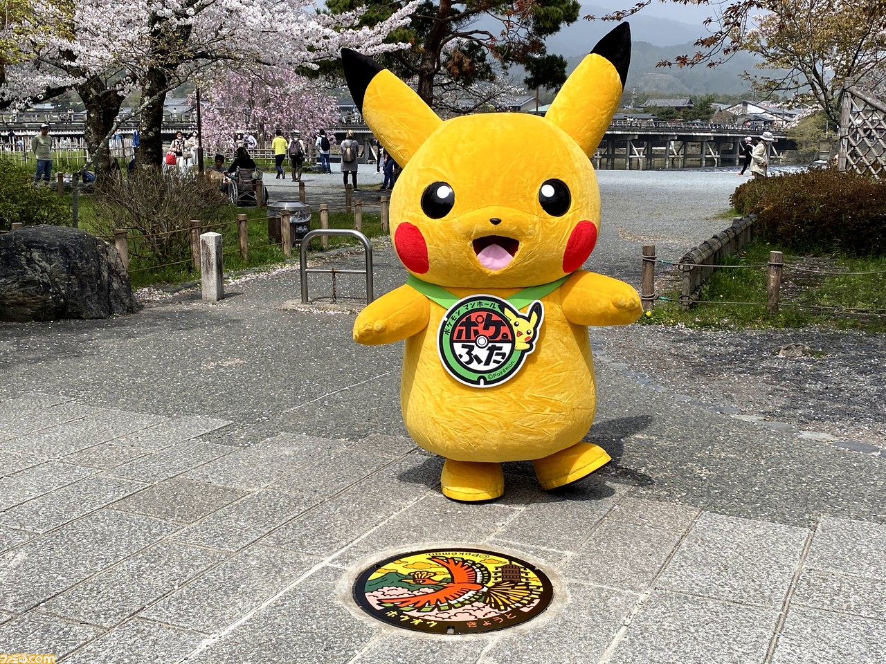 京都にポケモンマンホール ポケふた 5枚が設置 チコリータ ヒノアラシ ワニノコ ホウオウなど全10種類のポケモンが登場 ファミ通 Com