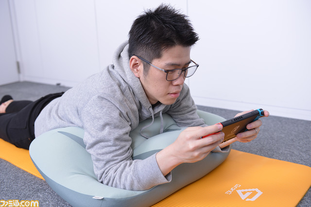 うつ伏せクッション ねおちピロー があれば楽な姿勢でゲームできる プロ指圧師 斎藤充博さんとゲーマーの感想が一致し 最終的にはフロアが沸いた ファミ通 Com うつ伏せクッション ねおちピロー があれば楽な姿勢でゲームできる プロ指圧師 斎藤充博さんとゲーマーの感想が一致し 最終的にはフロアが沸いた ファミ通 Com
