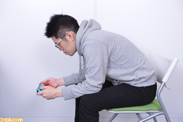 うつ伏せクッション ねおちピロー があれば楽な姿勢でゲームできる プロ指圧師 斎藤充博さんとゲーマーの感想が一致し 最終的にはフロアが沸いた ファミ通 Com うつ伏せクッション ねおちピロー があれば楽な姿勢でゲームできる プロ指圧師 斎藤充博さんとゲーマーの感想が一致し 最終的にはフロアが沸いた ファミ通 Com