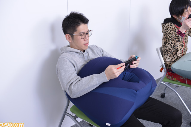 うつ伏せクッション ねおちピロー があれば楽な姿勢でゲームできる プロ指圧師 斎藤充博さんとゲーマーの感想が一致し 最終的にはフロアが沸いた ファミ通 Com うつ伏せクッション ねおちピロー があれば楽な姿勢でゲームできる プロ指圧師 斎藤充博さんとゲーマーの感想が一致し 最終的にはフロアが沸いた ファミ通 Com
