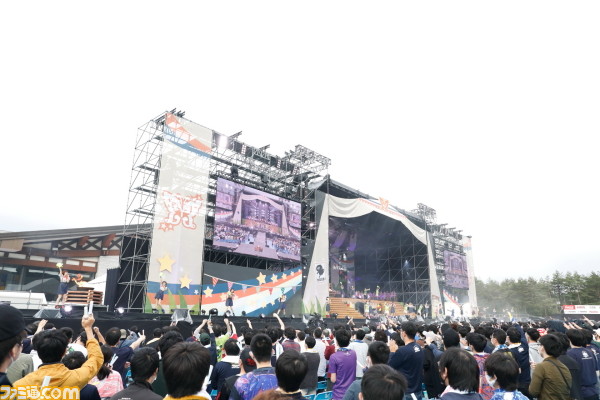 『アイマス ミリオンライブ!』7thライブ公演1日目リポート。1年越しに実現した初の野外単独公演でアツく燃え上がる