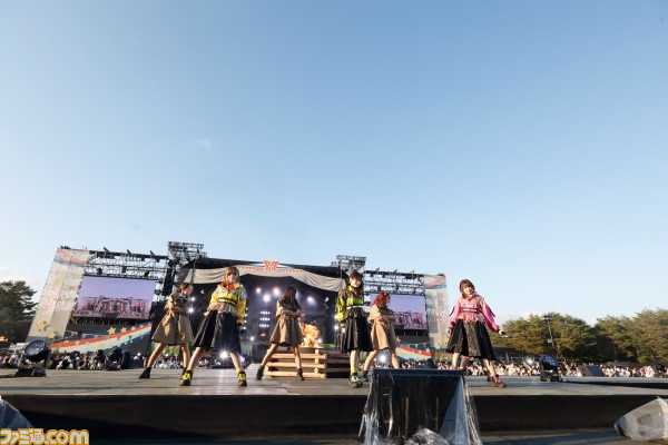 『アイマス ミリオンライブ!』7thライブ公演2日目リポート。開放感たっぷりの野外ライブは、燃えるような熱気に包まれる