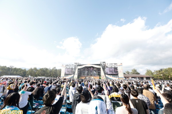 『アイマス ミリオンライブ!』7thライブ公演2日目リポート。開放感たっぷりの野外ライブは、燃えるような熱気に包まれる
