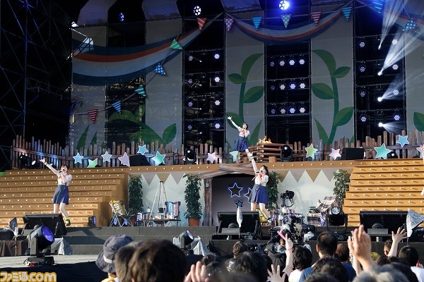 『アイマス ミリオンライブ!』7thライブ公演2日目リポート。開放感たっぷりの野外ライブは、燃えるような熱気に包まれる