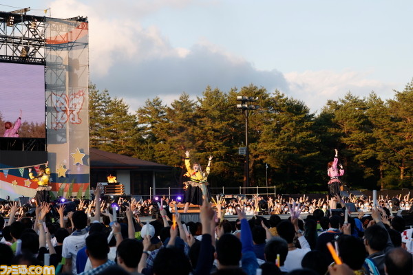 『アイマス ミリオンライブ!』7thライブ公演2日目リポート。開放感たっぷりの野外ライブは、燃えるような熱気に包まれる